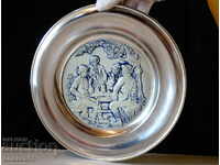 Plate, tin panel with a painting of Hunters.