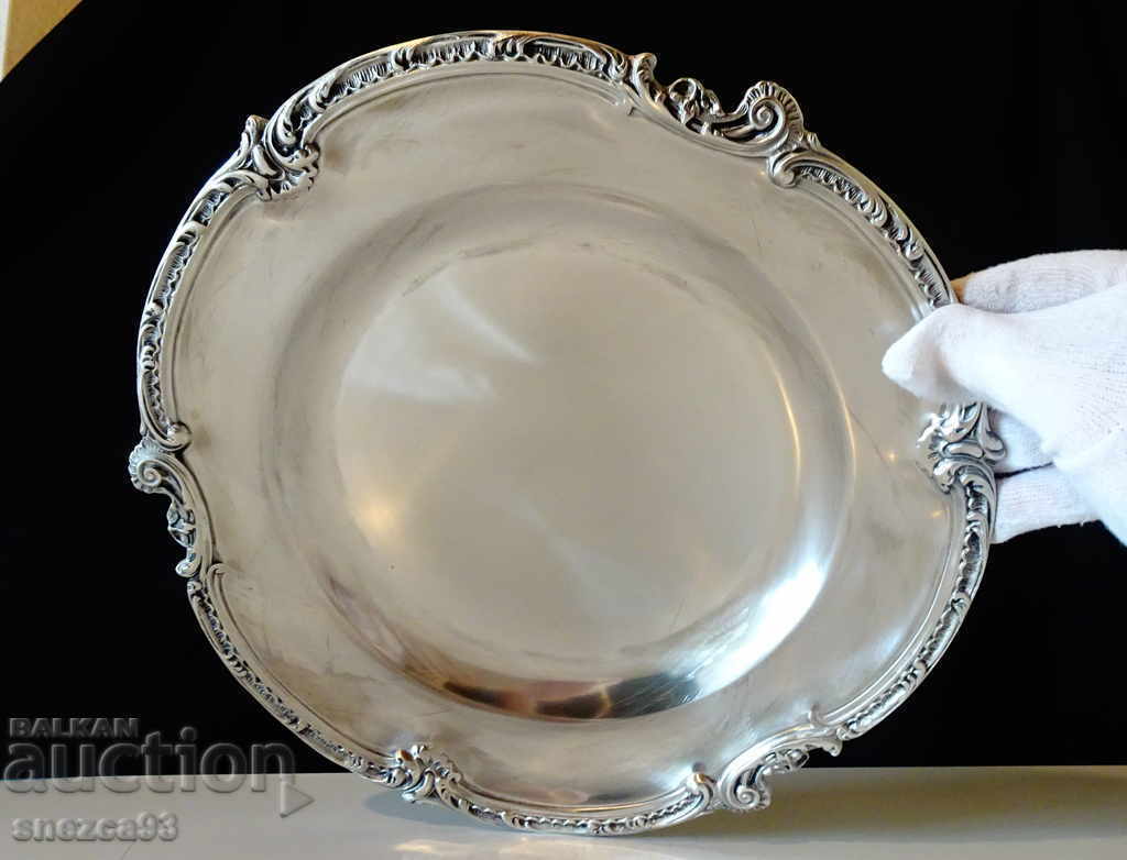 Platou vechi din cositor 890 gr., relief baroc Platou vechi din cositor 890 gr., relief baroc