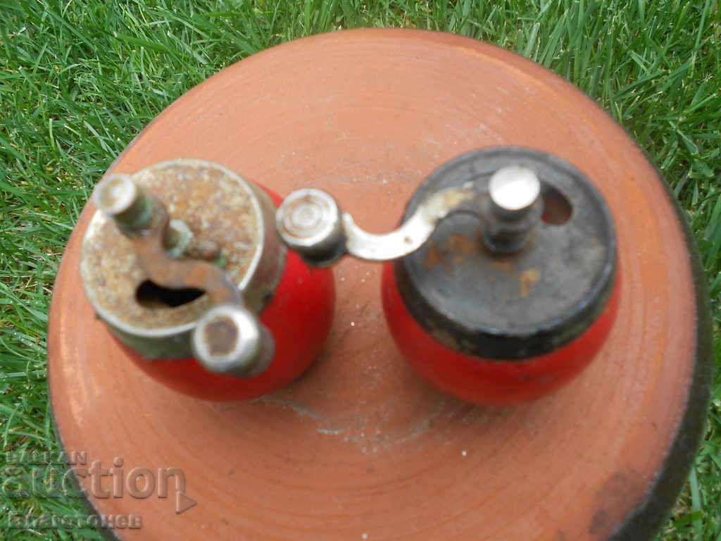 Old salt and pepper mills with price 25.00 BGN | € 12.78 Old salt and pepper mills with price 25.00 BGN | € 12.78