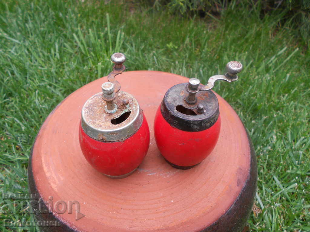 Auction Old salt and pepper mills Auction Old salt and pepper mills