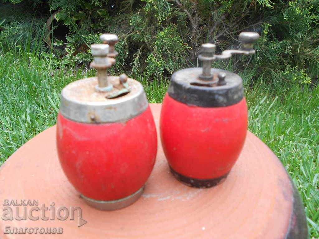 Delivery of Old salt and pepper mills Delivery of Old salt and pepper mills