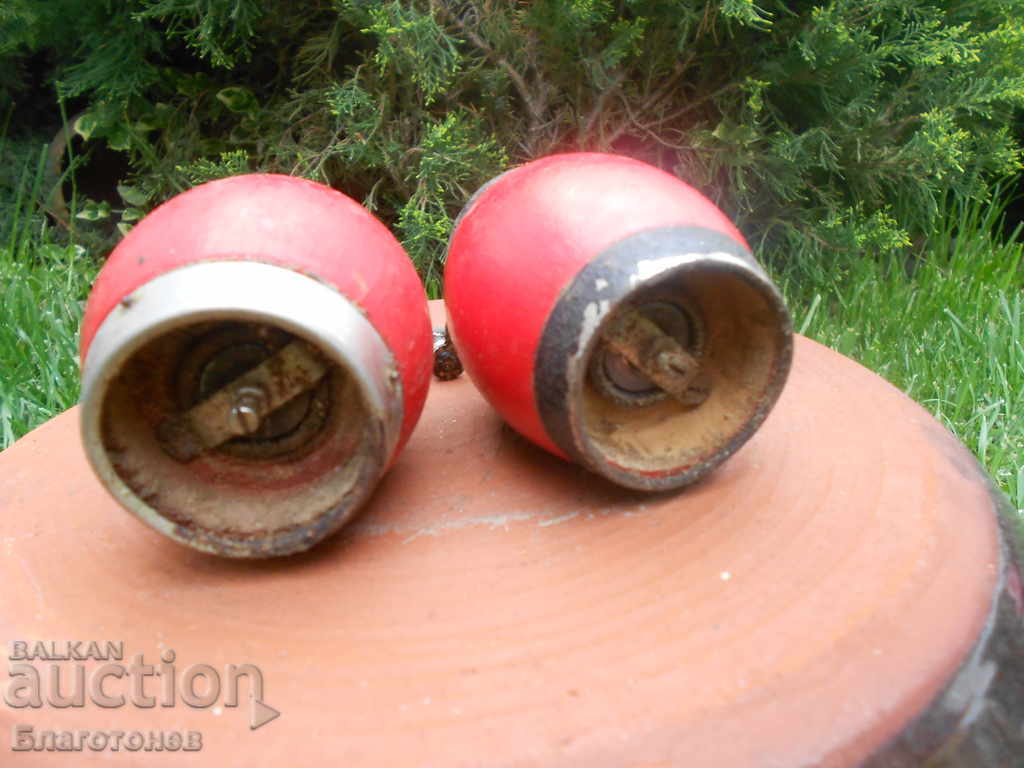 Old salt and pepper mills - 5 Old salt and pepper mills - 5