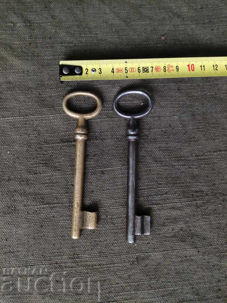 2 old metal keys