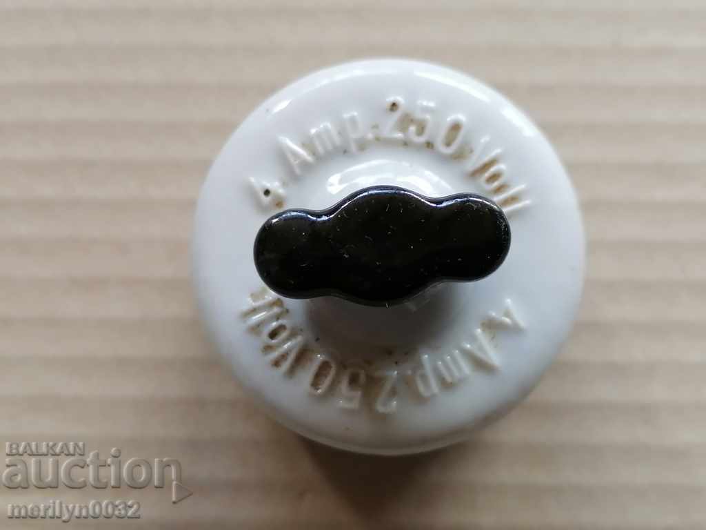 Breaker key switch 1920s porcelain with price 49.00 BGN | € 25.05 Breaker key switch 1920s porcelain with price 49.00 BGN | € 25.05