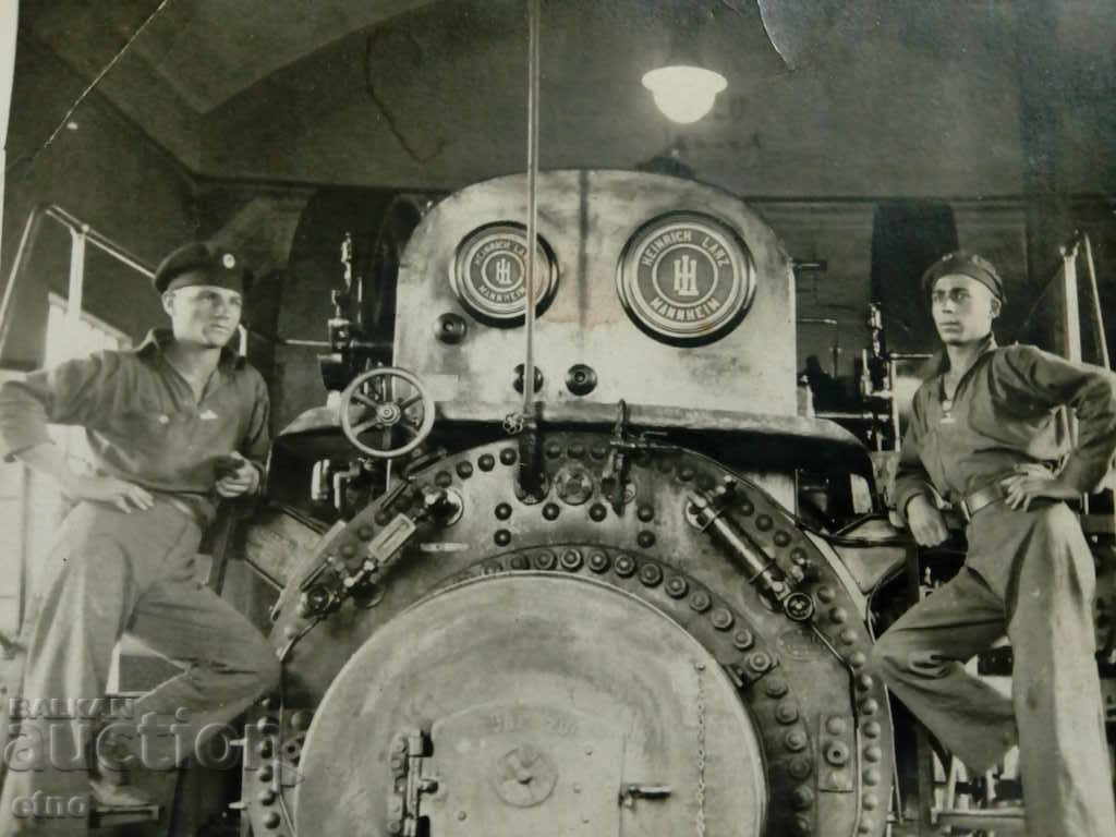 ROYAL PHOTO - Varna 1925. SAILORS, Cruiser, ship, uniform with price 35.00 BGN | € 17.90 ROYAL PHOTO - Varna 1925. SAILORS, Cruiser, ship, uniform with price 35.00 BGN | € 17.90