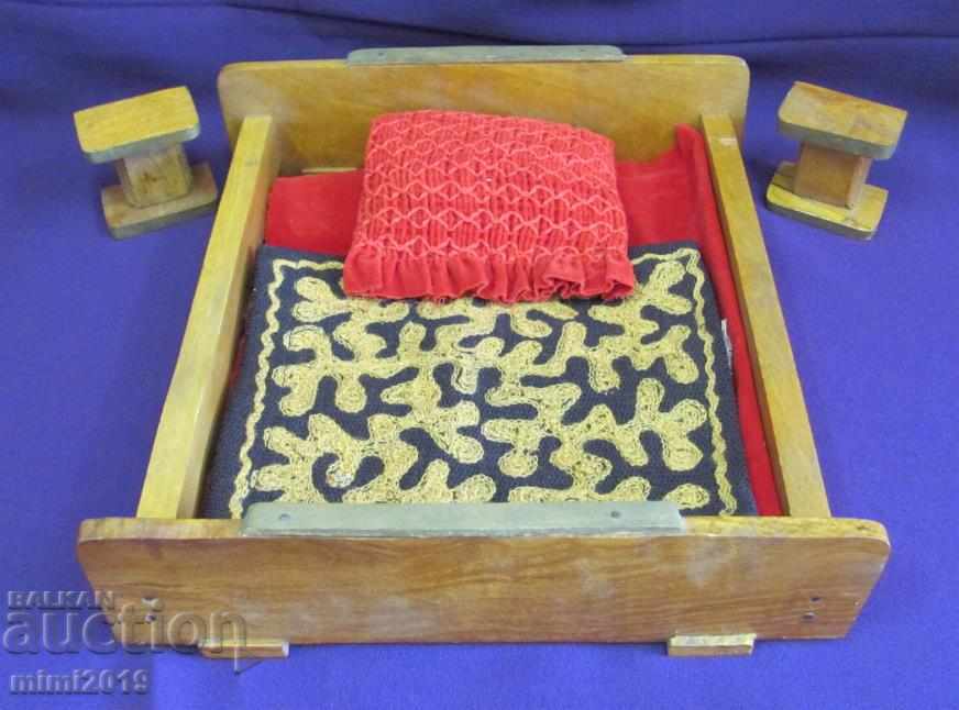 Auction 60s Old Children's Wooden Doll Set Auction 60s Old Children's Wooden Doll Set