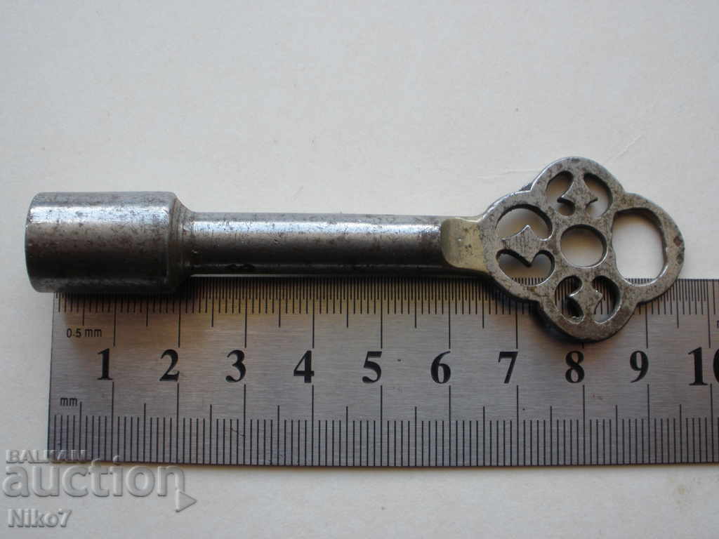 Auction Interesting old key, winding key. Auction Interesting old key, winding key.