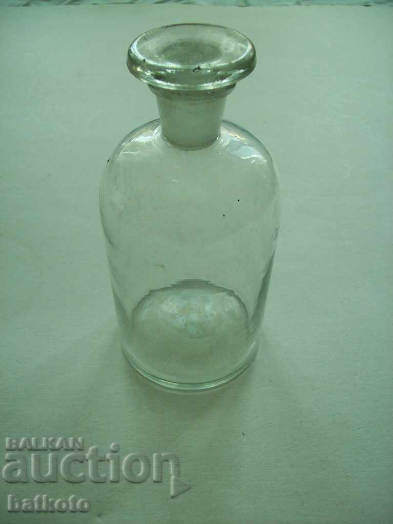 Παλιό μπουκάλι φαρμακείου με γυαλισμένο πώμα