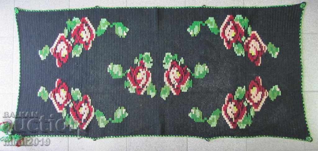 Covor vechi tricotat manual, față de masă