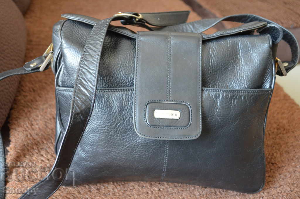 Черна кожена дамска чанта с каишка за през рамо