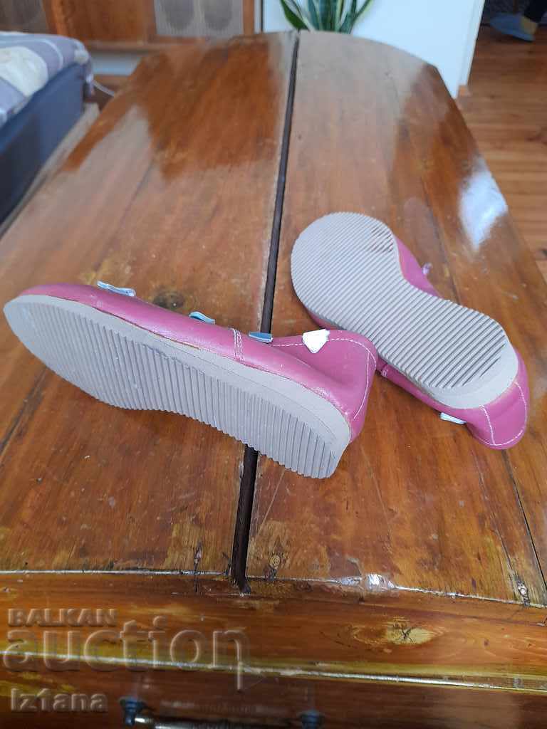 Livrarea încălțămintea pentru copii bătrâni Livrarea încălțămintea pentru copii bătrâni