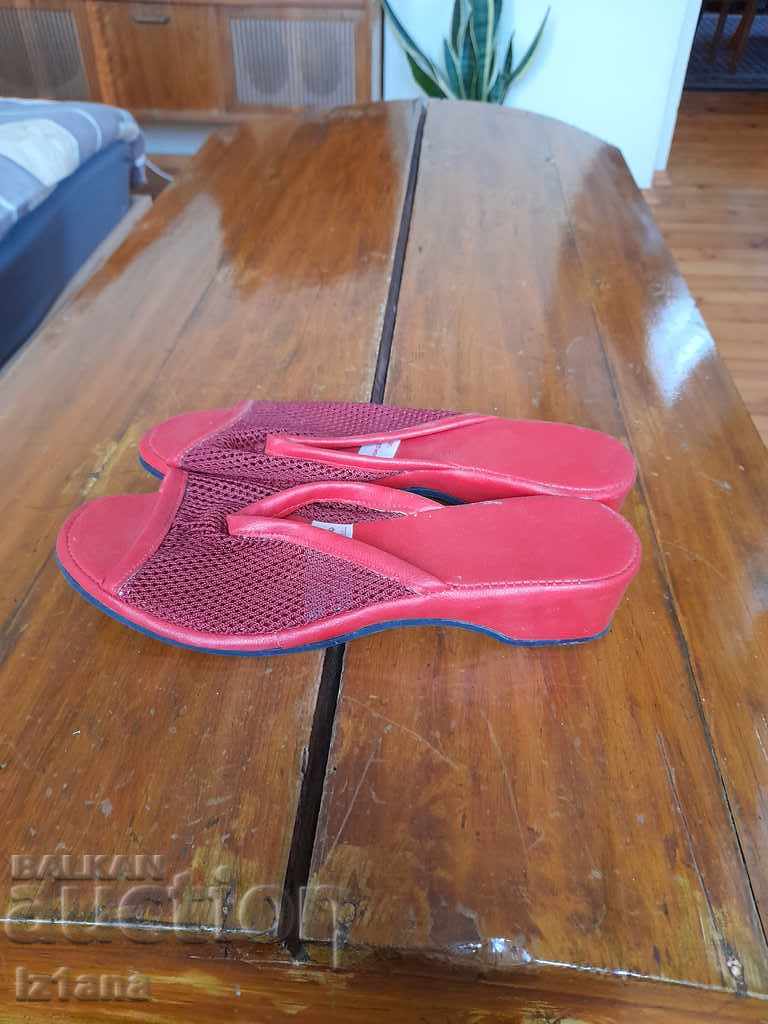 Papuci bătrâni cu preț 20.00 BGN | € 10.23