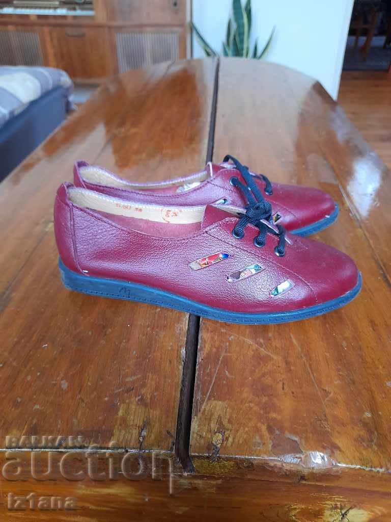 Παλιά παιδικά παπούτσια Pirin με τιμή 20.00 BGN | € 10.23