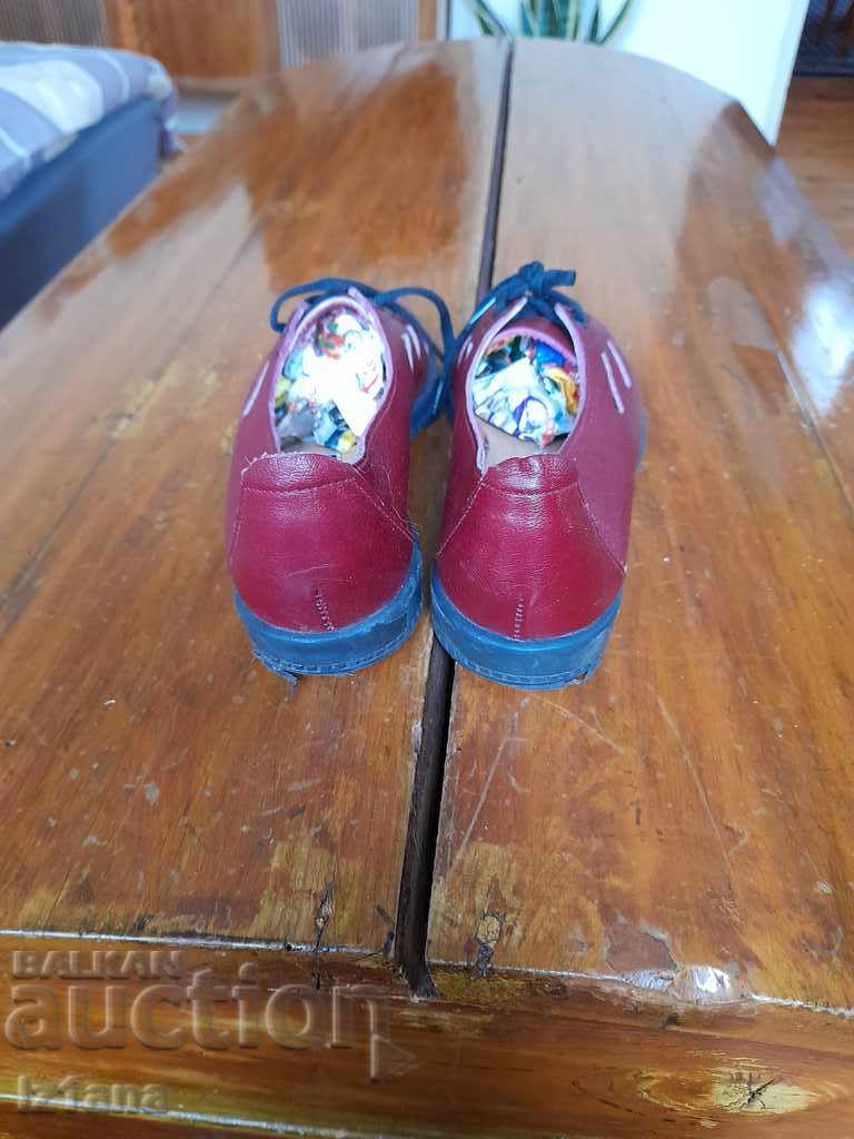 Δημοπρασία Παλιά παιδικά παπούτσια Pirin