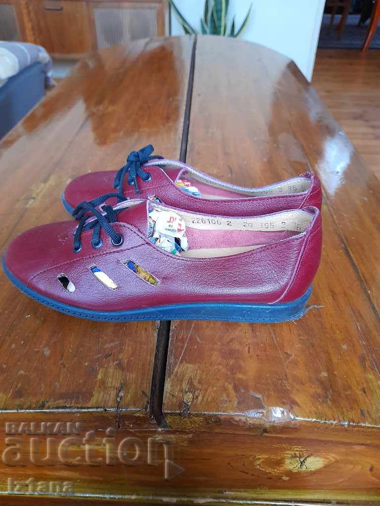 Παράδοση Παλιά παιδικά παπούτσια Pirin