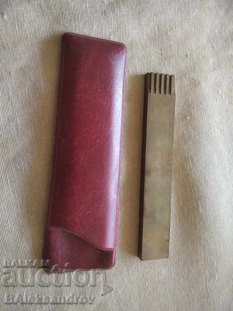 Unealtă veche din alamă lucrată manual Unealtă veche din alamă lucrată manual