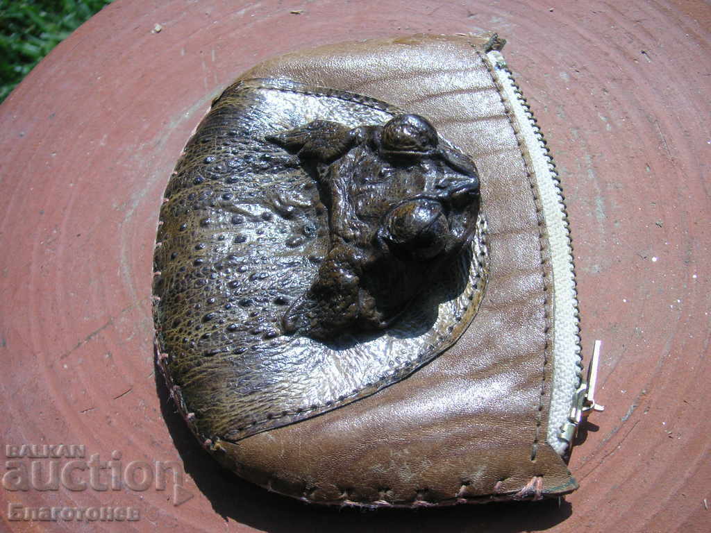 Frog leather purse with price 45.00 BGN | € 23.01 Frog leather purse with price 45.00 BGN | € 23.01