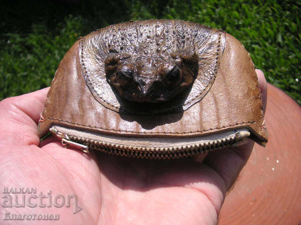 Delivery of Frog leather purse Delivery of Frog leather purse