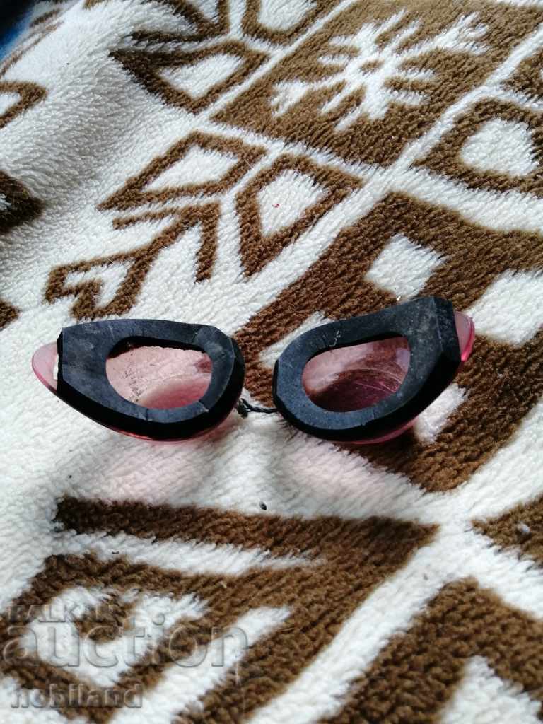 Αντίκες βουλγαρικά γυαλιά κολύμβησης με τιμή 3.80 BGN | € 1.94