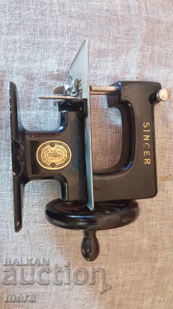 Delivery of Original children's active sewing machine Singer