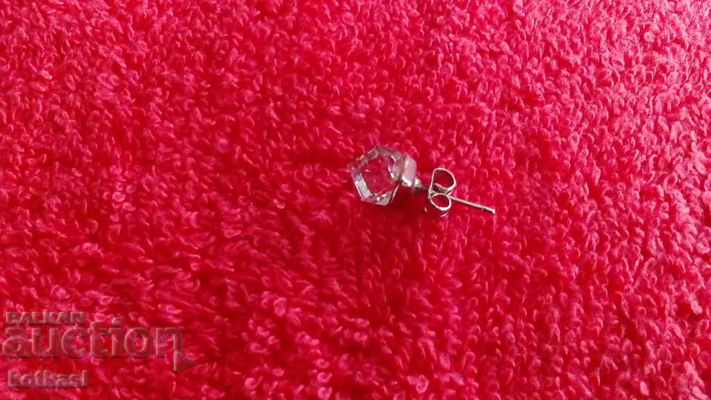 Delivery of Single earring Delivery of Single earring