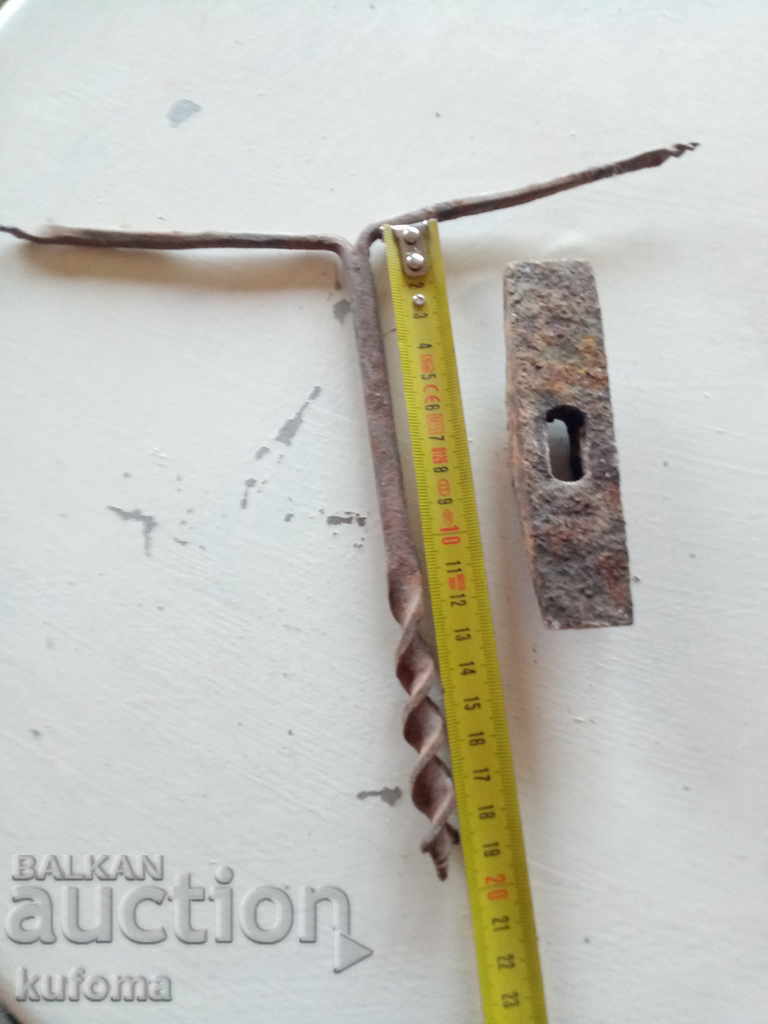 Ένα παλιό τρυπάνι και ένα σφυρί με τιμή 14.99 BGN | € 7.66 Ένα παλιό τρυπάνι και ένα σφυρί με τιμή 14.99 BGN | € 7.66