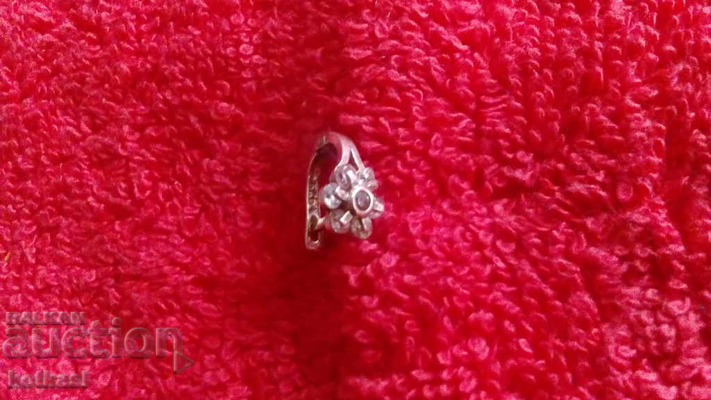 Auction Single silver marked 925 earring with semi-precious stones Auction Single silver marked 925 earring with semi-precious stones