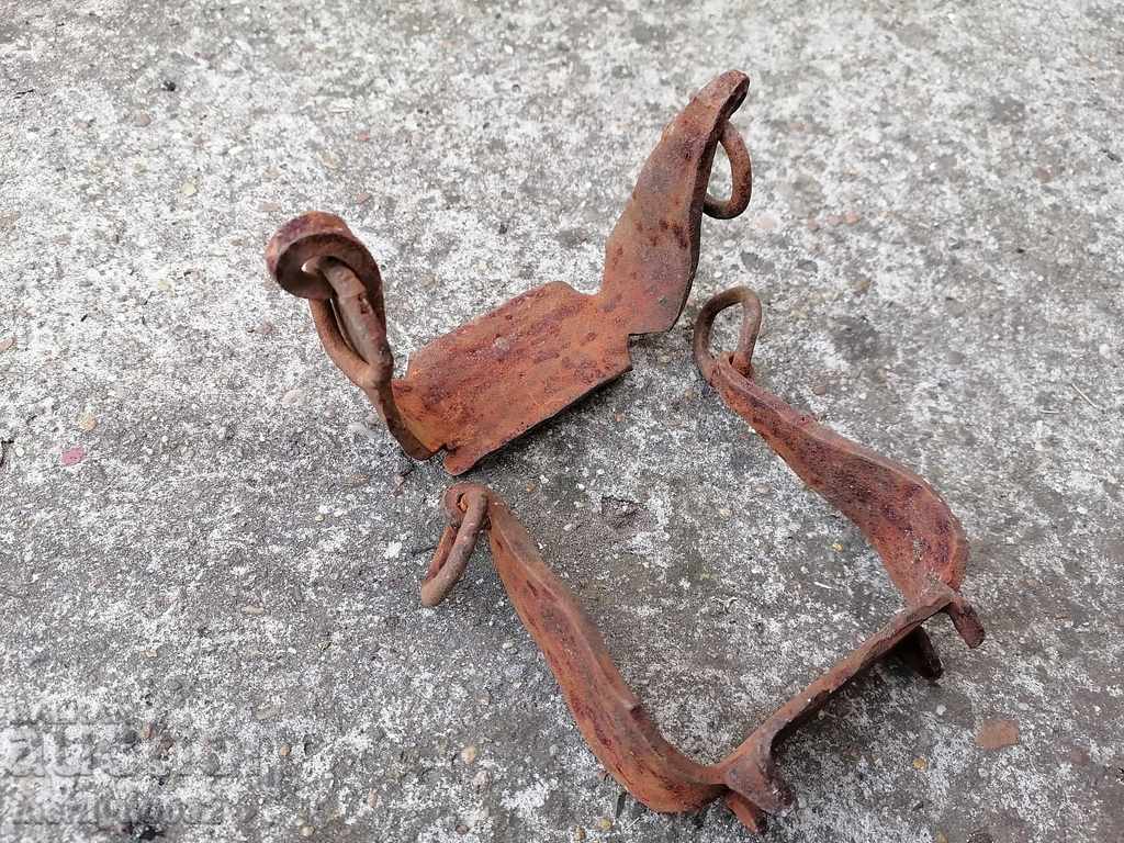 A pair of old wrought iron cats for worms spiked wrought iron with price 69.00 BGN | € 35.28 A pair of old wrought iron cats for worms spiked wrought iron with price 69.00 BGN | € 35.28