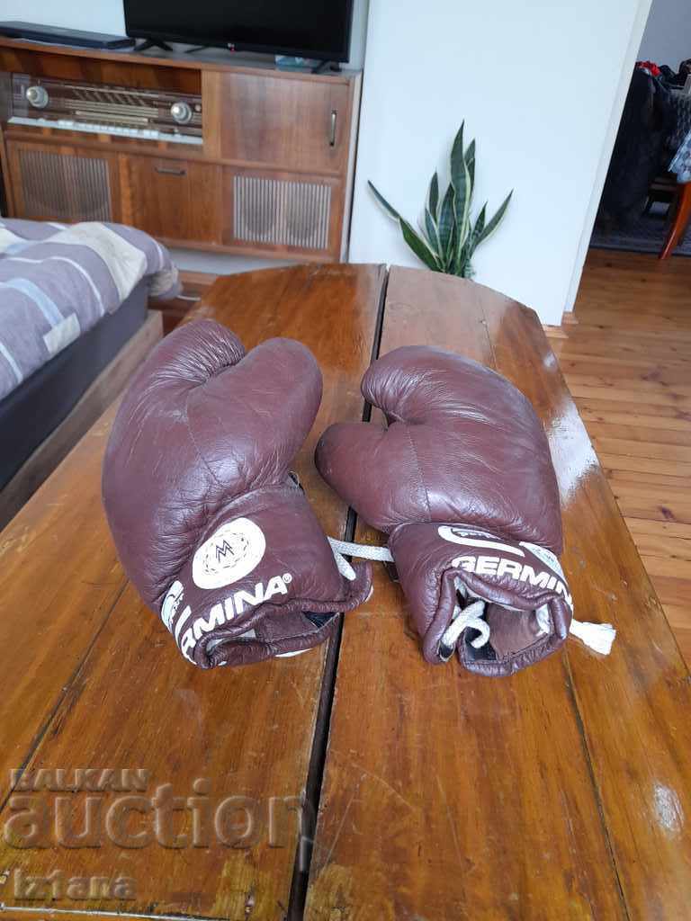 Vechi mănuși de box Germina cu preț 120.00 BGN | € 61.36