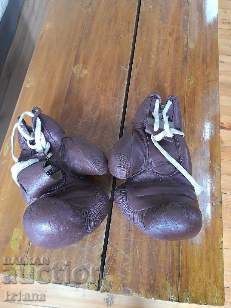 Licitație Vechi mănuși de box Germina