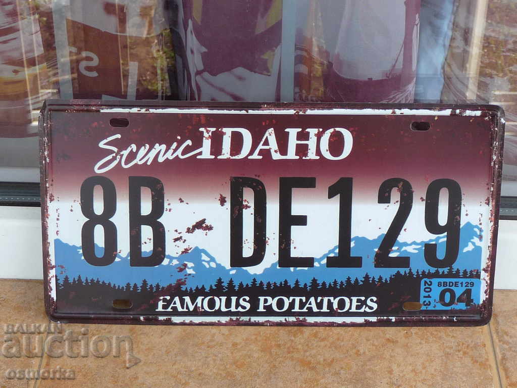 Metal number plate car American state of Idaho roads