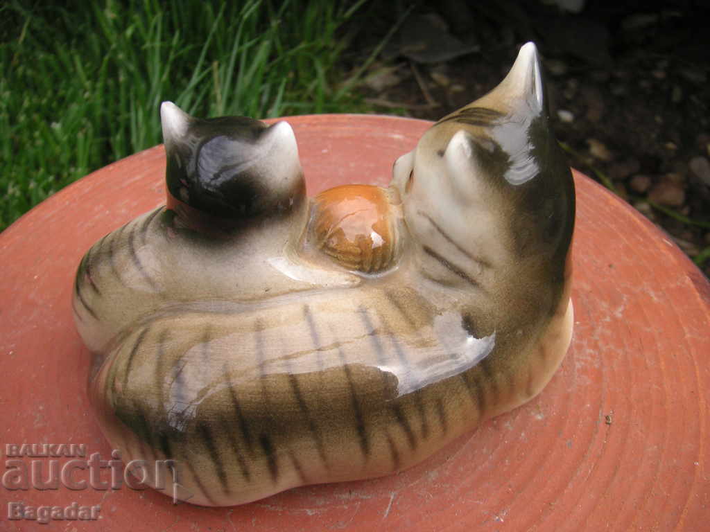 Порцеланова статуетка с цена 30.00 лв. | € 15.34 Порцеланова статуетка с цена 30.00 лв. | € 15.34