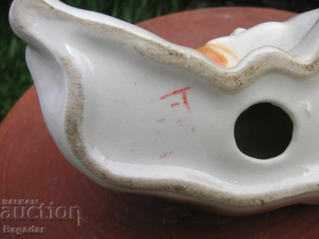 Доставка на Порцеланова статуетка Доставка на Порцеланова статуетка