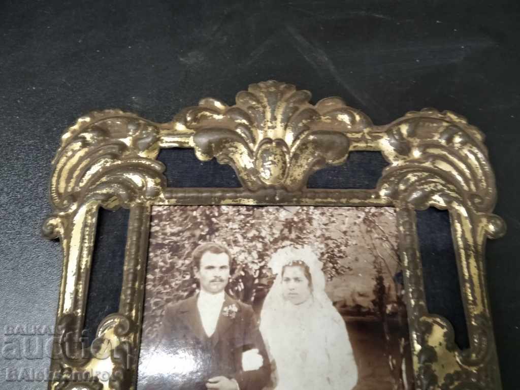 Delivery of Old family photo with metal frame
