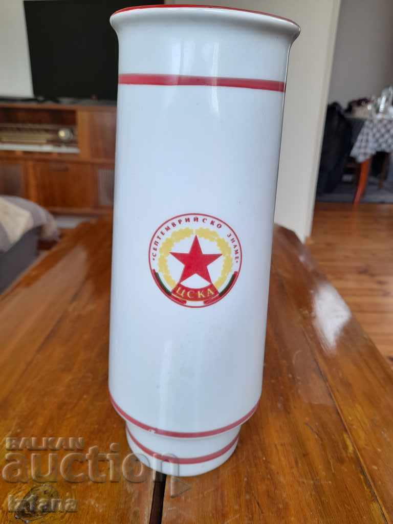 Vază de porțelan veche CSKA cu preț 85.00 BGN | € 43.46 Vază de porțelan veche CSKA cu preț 85.00 BGN | € 43.46