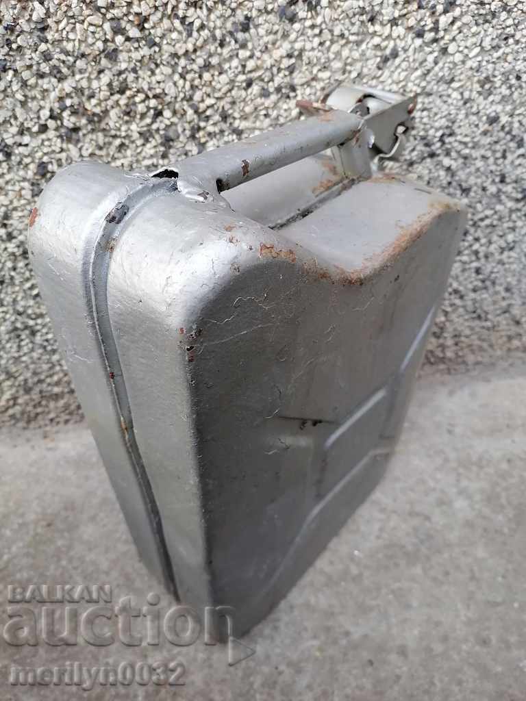 Delivery of Tube 10 liters of fuel from the 70s PRC Delivery of Tube 10 liters of fuel from the 70s PRC