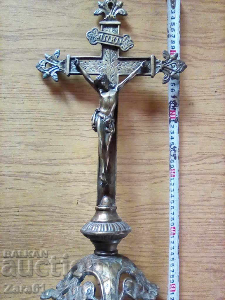 Crucifix vechi uriaș cu cruce de bronz