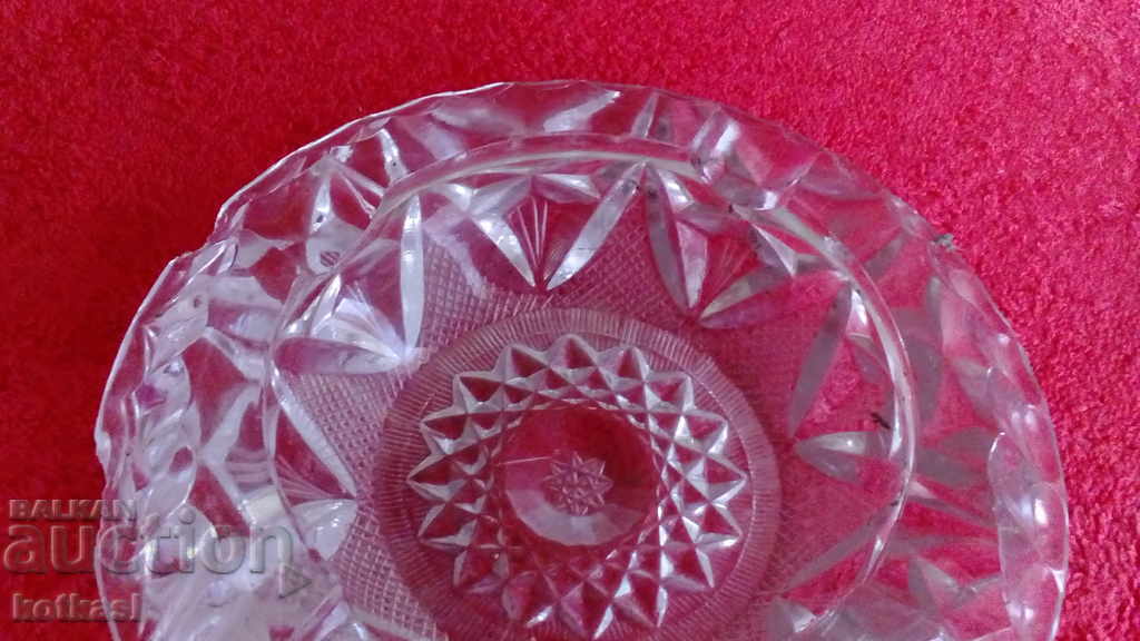 Delivery of Old massive crystal ashtray 1081 g. Delivery of Old massive crystal ashtray 1081 g.