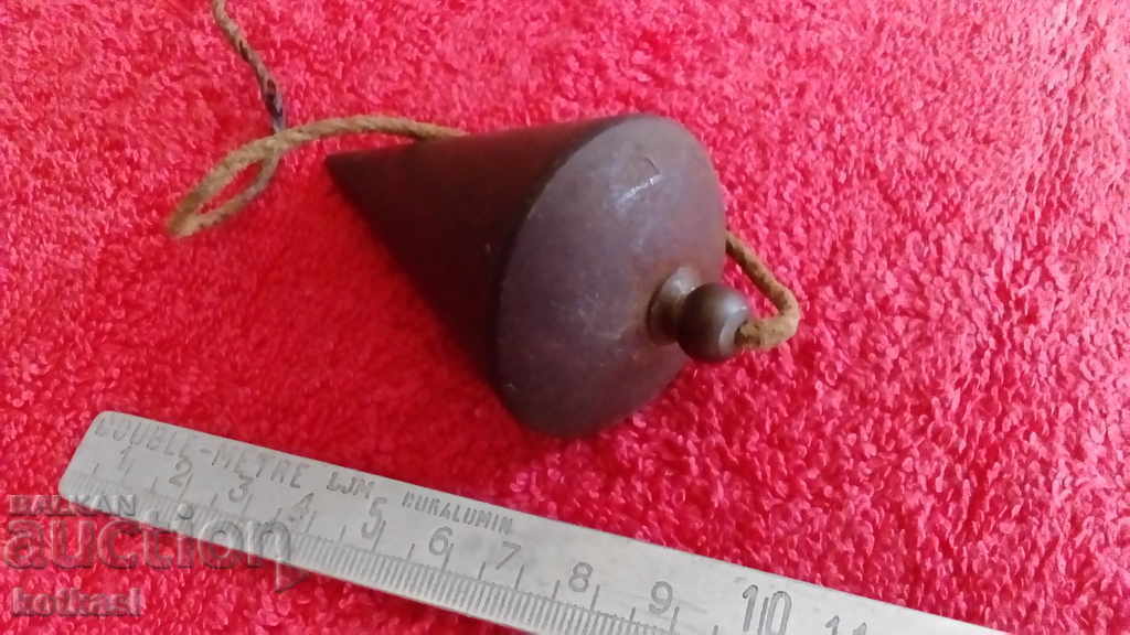 Παράδοση Παλιά μεταλλική σιδερένια βαρέλια Παράδοση Παλιά μεταλλική σιδερένια βαρέλια