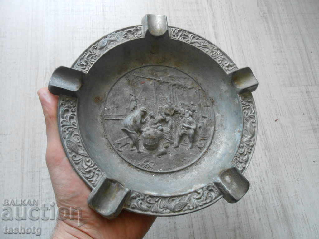 Delivery of LARGE old ashtray with RELIEF ORNAMENTS! Delivery of LARGE old ashtray with RELIEF ORNAMENTS!