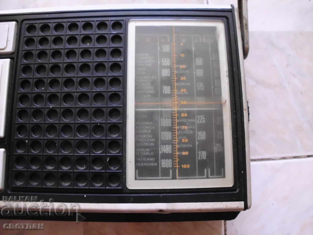 Auction an old radio cassette player Auction an old radio cassette player