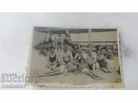 Foto Două familii pe plajă 1949