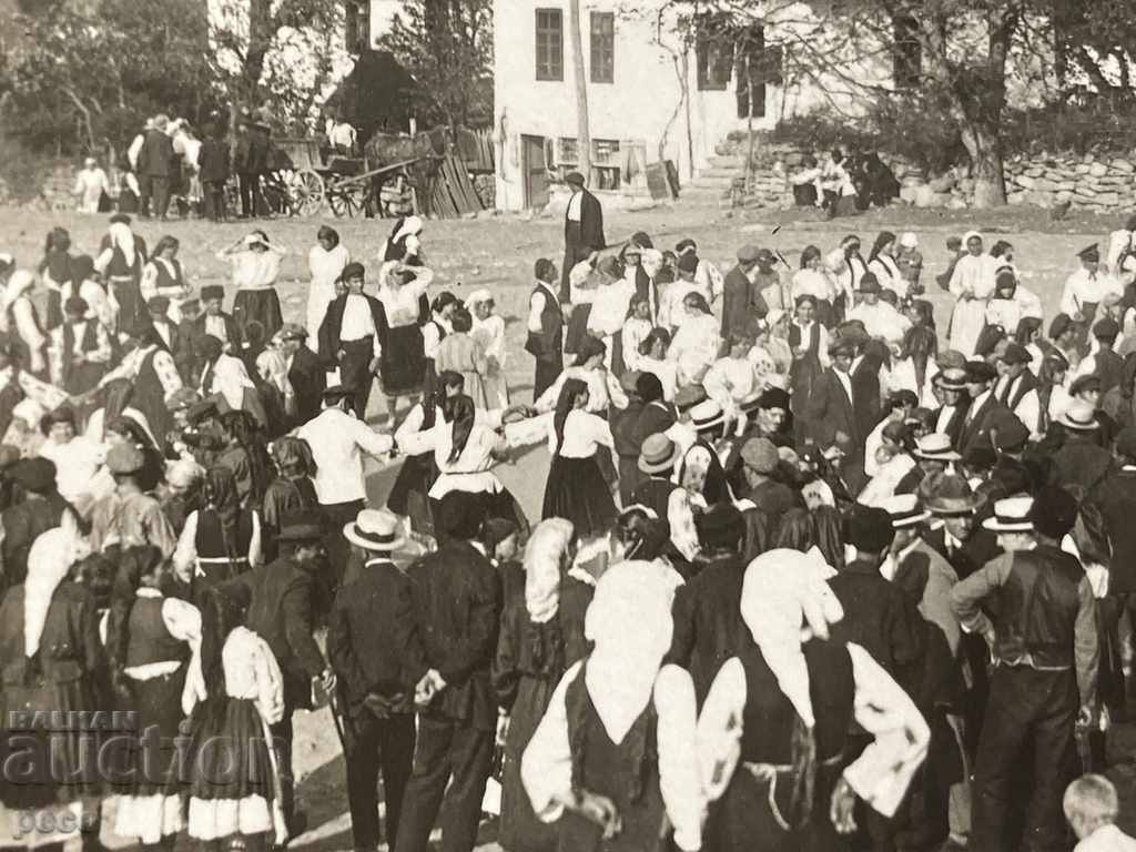 Dansul satului în piața Sabor din satul Varshets fotografie veche cu preț 20.00 BGN | € 10.23 Dansul satului în piața Sabor din satul Varshets fotografie veche cu preț 20.00 BGN | € 10.23