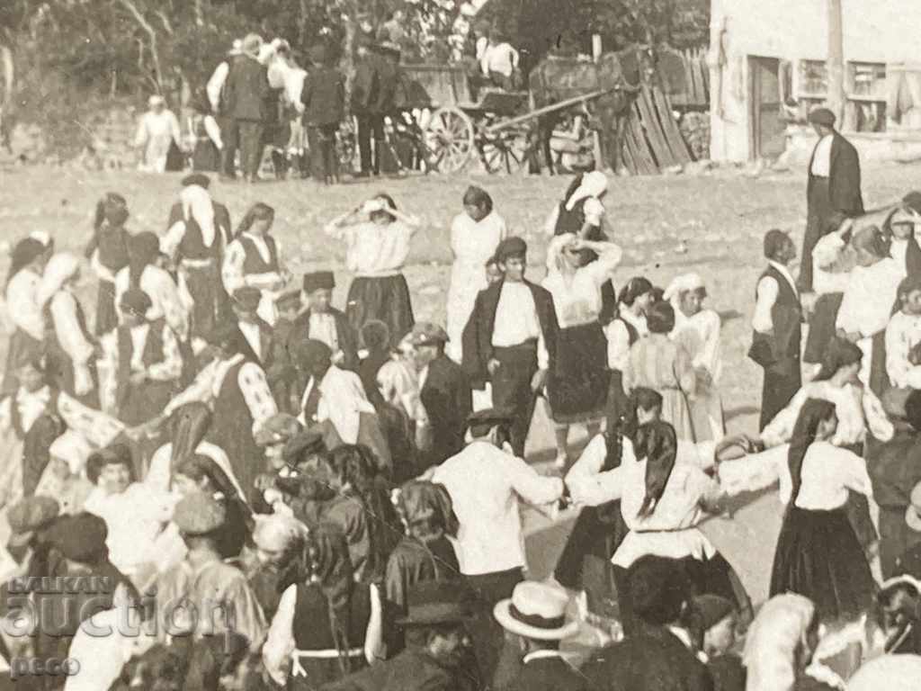 Livrarea Dansul satului în piața Sabor din satul Varshets fotografie veche Livrarea Dansul satului în piața Sabor din satul Varshets fotografie veche