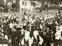 Χορός του χωριού στην πλατεία Sabor στο χωριό Varshets παλιά φωτογραφία