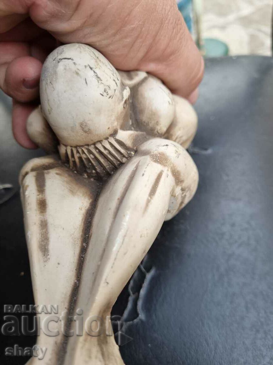 Old statue. Figure - 5