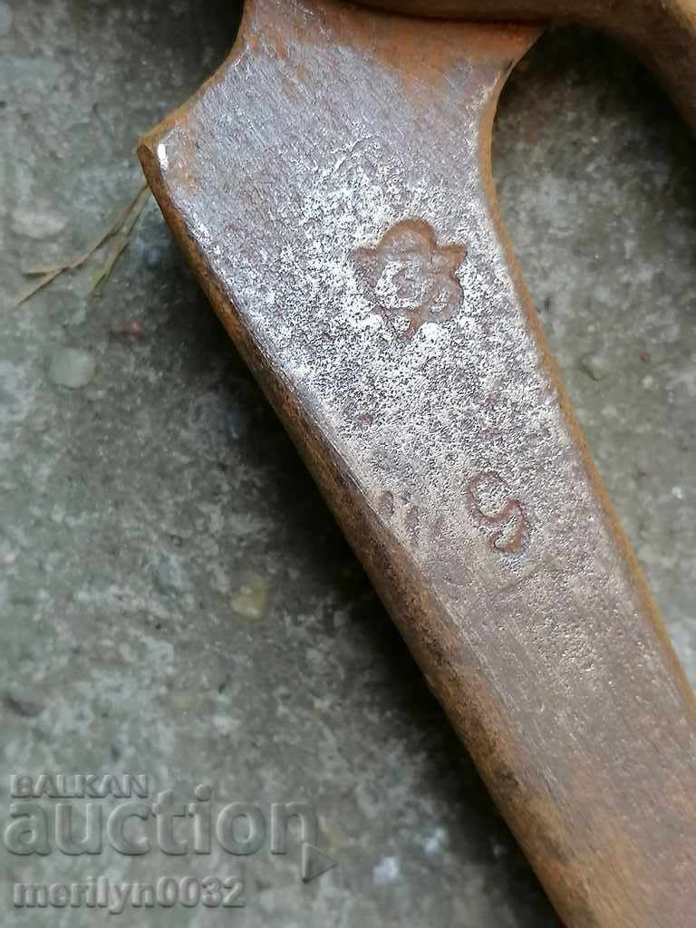 Delivery of Old branded pliers corpedent