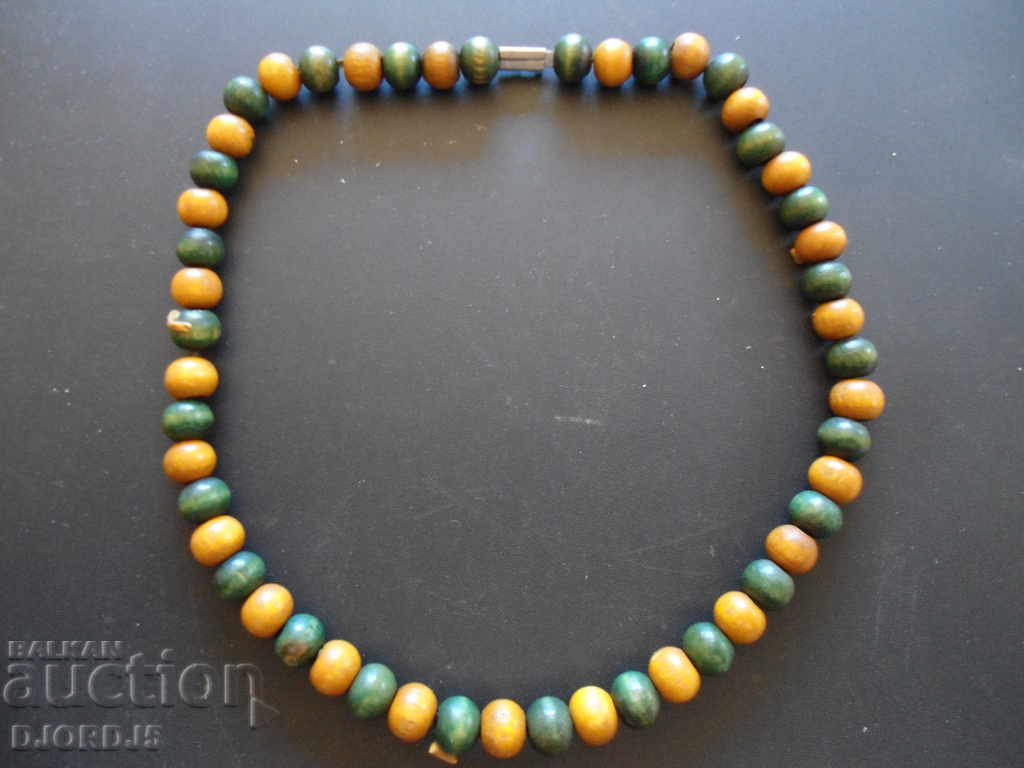 Auction Old necklace, wood Auction Old necklace, wood