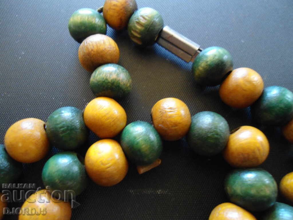 Delivery of Old necklace, wood Delivery of Old necklace, wood