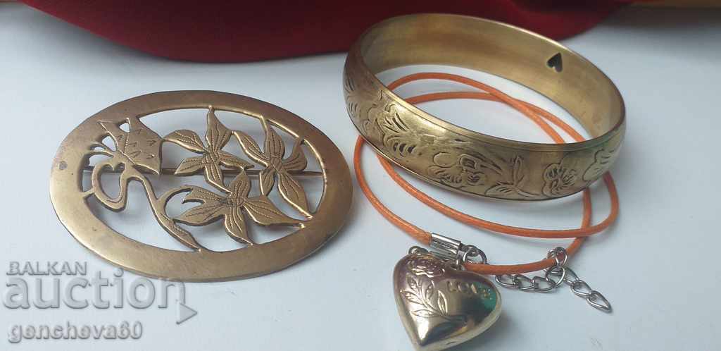 Licitație Broșă din alamă gravată superbă anii '40, brățară și colier Licitație Broșă din alamă gravată superbă anii '40, brățară și colier